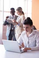 grupo de personas de negocios en la oficina foto