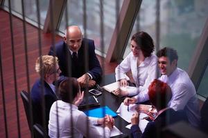 grupo de personas de negocios en reunión en la oficina moderna y luminosa foto