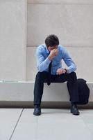 hombre de negocios joven frustrado foto