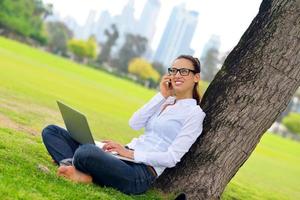 mujer con laptop en el parque foto