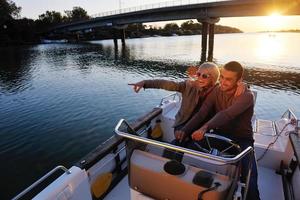 pareja enamorada tiene tiempo romántico en barco foto