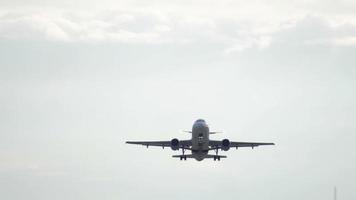 dusseldorf, alemania 22 de julio de 2017 - despegue del avión eurowings airbus 320 del aeropuerto de dusseldorf video