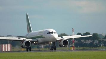 Ámsterdam, Países Bajos 26 de julio de 2017 - alitalia airbus a319 frenado después de aterrizar en la pista 18r polderbaan. Aeropuerto de Shiphol, Amsterdam, Holanda video