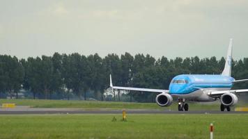 amsterdam, nederländerna 24 juli 2017 - klm cityhopper embraer 190 ph exe rotera vid bana 36l polderbaan. shiphol flygplats, amsterdam, holland video