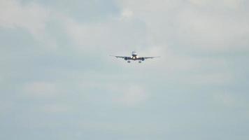 Flugzeug im Anflug vor Landung auf Piste 18r. Flughafen Amsterdam, Niederlande video