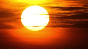 oranje zon ik helder vurig lucht. ongelooflijk mooi zonsondergang video