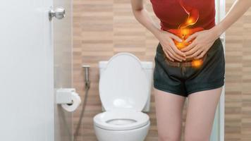 mujer con dolor abdominal, foto del intestino grueso en el cuerpo de la mujer, síntoma de diarrea con dolor de estómago, calambres menstruales o intoxicación alimentaria. concepto de atención médica.