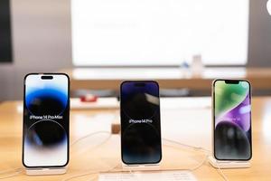 nueva serie apple iphone 14 a la venta durante el día de lanzamiento en la tienda. foto