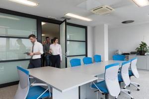 grupo de gente de negocios entrando en la sala de reuniones, desenfoque de movimiento foto