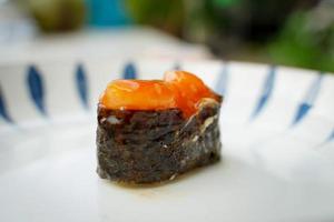 el juego de sushi con varias caras es comida japonesa simple. deliciosos mariscos. concepto de restaurante de sushi. foto