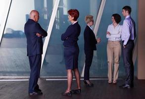 grupo de personas de negocios en reunión en la oficina moderna y luminosa foto