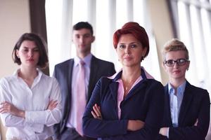 Grupo diverso de gente de negocios con una mujer pelirroja al frente foto