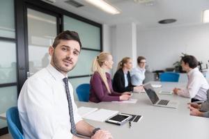 grupo de jóvenes empresarios en reunión de equipo en la oficina moderna foto