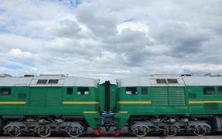 transición entre dos trenes eléctricos. un pequeño corredor en el papel de un portal entre los dos lados de la cabina de un tren eléctrico ruso foto