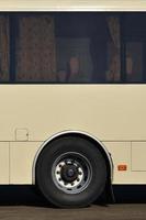 foto del casco de un autobús amarillo grande y largo con espacio libre para publicidad. vista lateral de primer plano de un vehículo de pasajeros para transporte y turismo