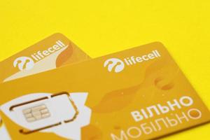 ternopil, ucrania - 5 de julio de 2022 nueva tarjeta sim lifecell con contrato gratuito sobre fondo amarillo. Lifecell es un operador ucraniano de red de telefonía móvil y proveedor de conexión inalámbrica foto