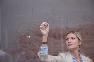 mujer de negocios en la oficina foto