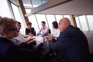 grupo de personas de negocios en reunión en la oficina moderna y luminosa foto