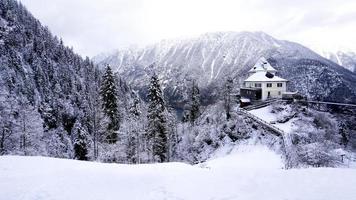 paisaje de hallstatt invierno nieve montaña paisaje valle y lago a través del bosque foto