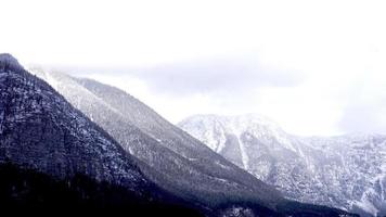 invierno nieve pico montaña paisaje caminata montañas épicas aventura al aire libre foto