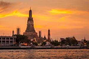 hermosa vista del templo de wat arun en el crepúsculo en bangkok, tailandia foto