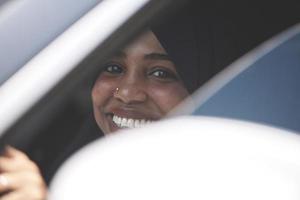 mujer árabe viajando en coche foto