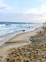 olas en la playa, chennai, tamil nadu foto