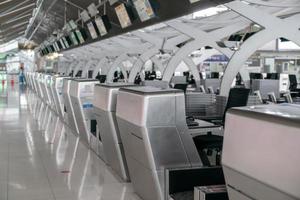 el área pública vacía de check-in en el aeropuerto. foto