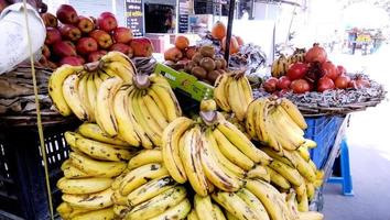 frescura una exhibición de frutas de plátano para vender en el supermercado con enfoque selectivo foto