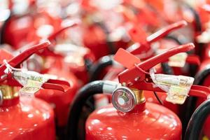 mucho tanque rojo de extintores. concepto de protección y seguridad. foto
