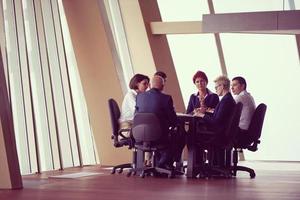 grupo de personas de negocios en reunión en la oficina moderna y luminosa foto