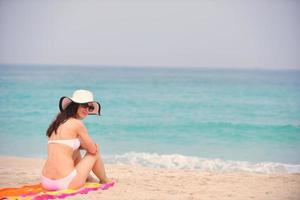 mujer feliz disfruta de las vacaciones de verano foto