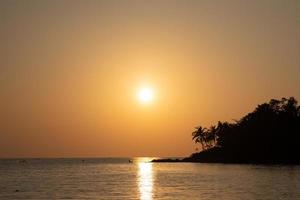 vista al mar al atardecer. sol sobre el mar en el cielo naranja. foto