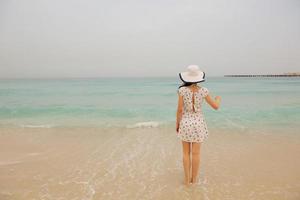 hermosa mujer feliz disfrutando de las vacaciones de verano foto