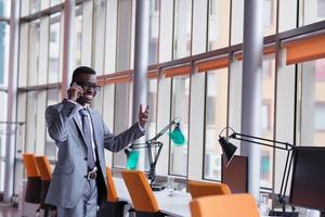 hombre de negocios afroamericano habla por teléfono foto