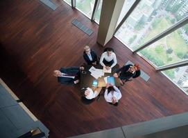 grupo de gente de negocios feliz en reunión en la oficina moderna foto