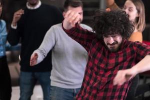 un grupo de jóvenes empresarios se divierten jugando juegos interesantes mientras toman un descanso del trabajo en una oficina moderna. enfoque selectivo foto