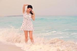 hermosa mujer feliz disfrutando de las vacaciones de verano foto