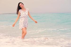 hermosa mujer feliz disfrutando de las vacaciones de verano foto