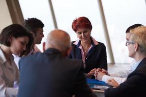 grupo de personas de negocios en reunión en la oficina moderna y luminosa foto