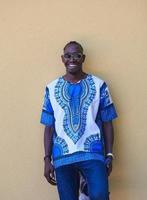 retrato de un joven africano sonriente con ropa tradicional foto