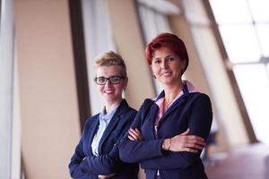 grupo de mujeres de negocios en la oficina moderna y luminosa foto