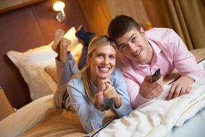 pareja joven en una habitación de hotel moderna foto