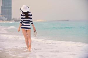 hermosa mujer feliz disfrutando de las vacaciones de verano foto