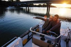 pareja enamorada tiene tiempo romántico en barco foto