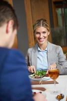 pareja de negocios cenando foto