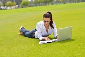 mujer con laptop en el parque foto