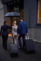 pareja de gente de negocios entrando al hotel foto