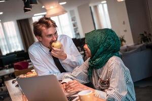 equipo de negocios multicultural internacional. un joven hombre y una mujer de negocios se sientan en un espacio moderno de relajación y hablan sobre un nuevo negocio. foto