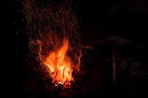 horno de herrero tradicional con fuego ardiente foto